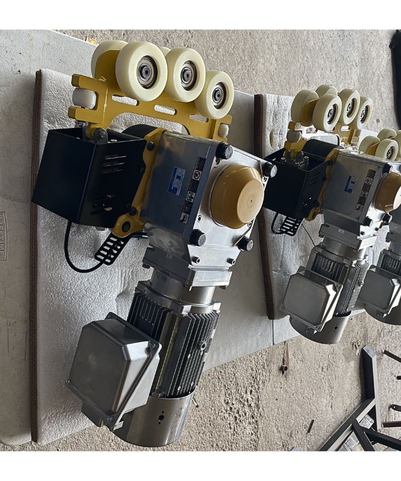 Sistemas industriales de carros de arrastre y troles motorizados para movilizar cargas pesadas con seguridad y control. Ingeniería robusta a la medida para producción y logística.