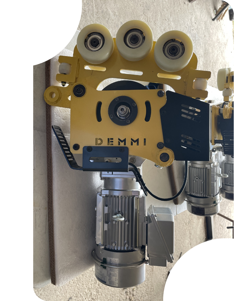 Sistemas industriales de carros de arrastre y troles motorizados para movilizar cargas pesadas con seguridad y control. Ingeniería robusta a la medida para producción y logística.